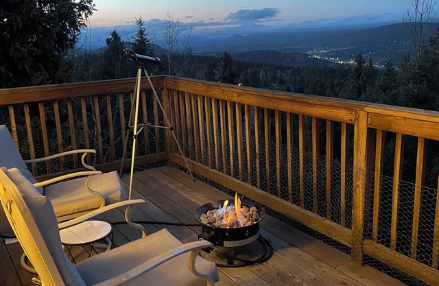 Hummingbird Point is a spacious mountainside house in Woodland Park Colorado