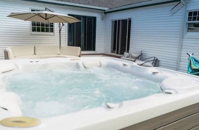 Humongous Hampton Home - 6BDRM/4 Baths