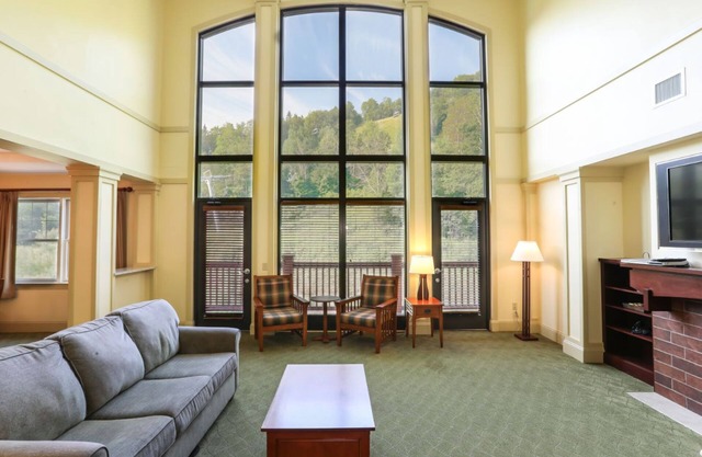 Hunter Mountain 2BR Penthouse | Vaulted Ceilings