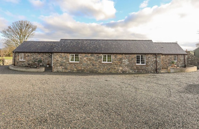 HUNTERS LODGE, pet friendly, character holiday cottage in Llangefni
