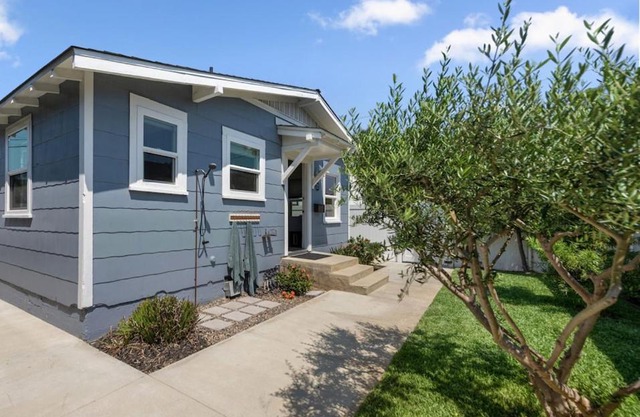Huntington Beach Bungalow half mile to sand & pier in downtown HB