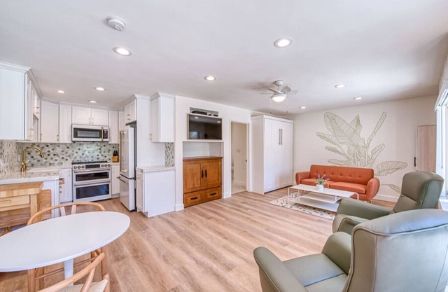 Huntington Hideaway Studio on the Sand Remodeled, Pet Friendly, Pool/Sauna