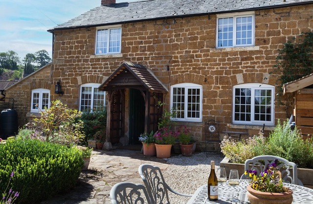 Hurdler's Cottage - a mkt - marketing that sleeps 6 guests in 3 bedrooms