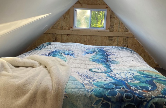 Huron Lakefront Cottage Charming 8 bedrms 4bths 18+guests 8car/Hotub/pets .