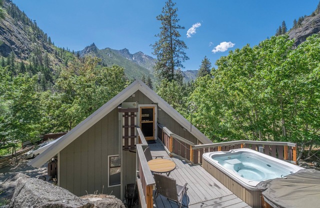 Icicle Chalet- Close to Hike, Hot Tub, View, WIFI