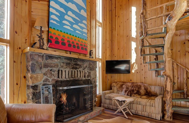Iconic Mountain Cabin | River | Couples | Peaceful (pet-friendly)