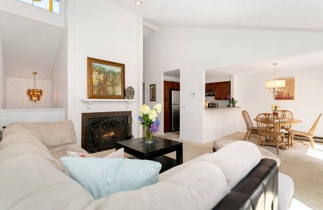 Ideal corp housing! 2B/2B Townhouse easy access to everything yet private