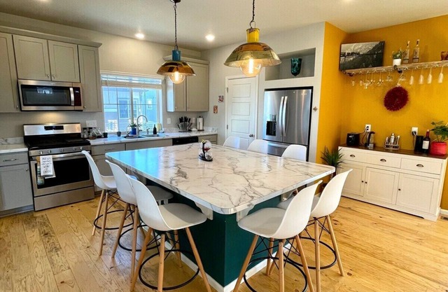 Ideal for both professionals and families, the Denver Chile House offers a fully furnished residence featuring four (4) welcoming bedrooms, a dedicated workspace for remote professionals, and a spacious kitchen table for quality family time.