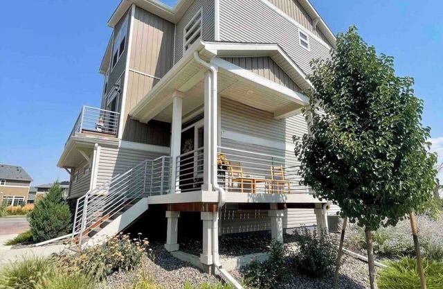 Ideal for both professionals and families, the Denver Chile House offers a fully furnished residence featuring four (4) welcoming bedrooms, a dedicated workspace for remote professionals, and a spacious kitchen table for quality family time.