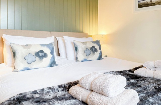 Ideal for couples wishing to enjoy a beach holiday or discover The Broads.