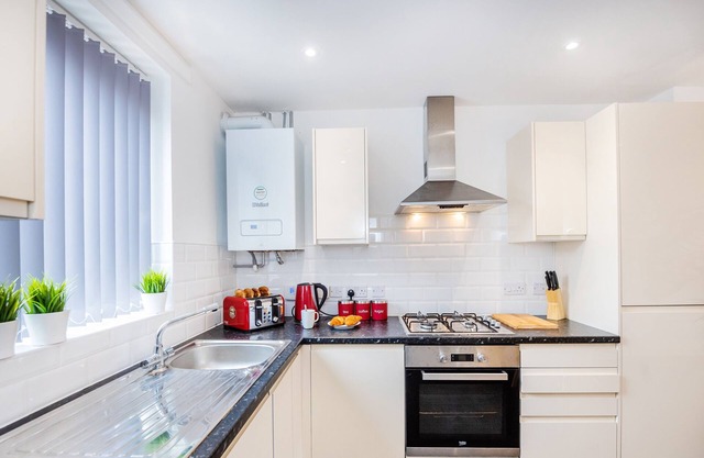 Ideal for groups Hens and Stags, families and couples or professionals for work. FREE parking