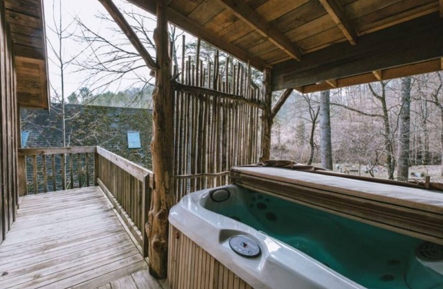 Ideal Get Away for 2. Walking distance to Natural Bridge trail and State Park!