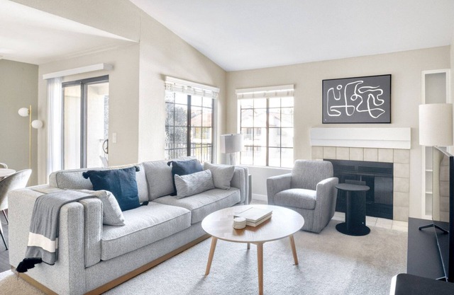 Ideal La Jolla 1BR w/Gym, W/D & Pool, nr bars & shops, by Blueground