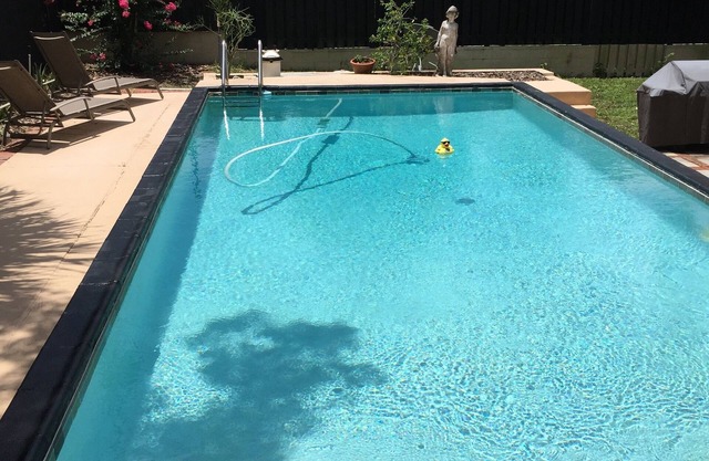 Ideal Location, Charming 4 bedroom home w Pool, fenced yard, 25% off thirty days