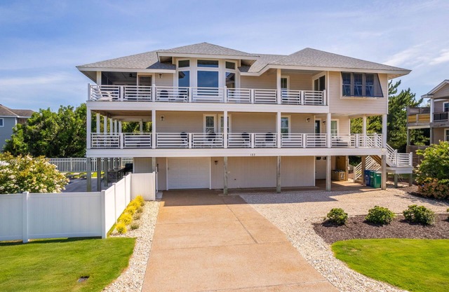 Ideal Location in Duck Short Walk to Town and Beach. Heated Pool and Hot Tub