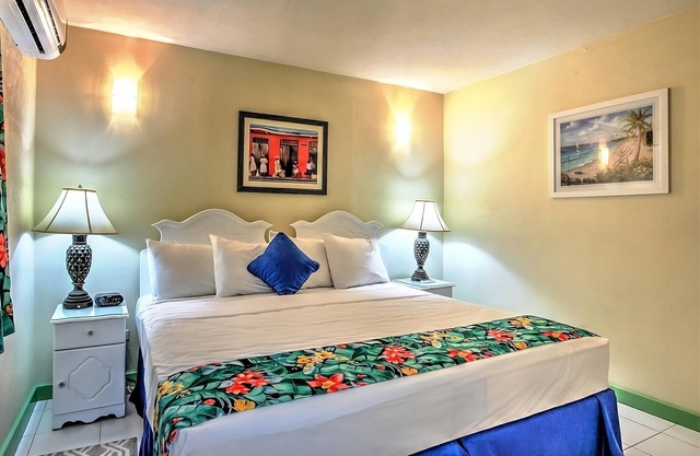 Ideal Stay for Beach Goers: Cozy Room w/Living Area and Kitchenette | 3 Rooms