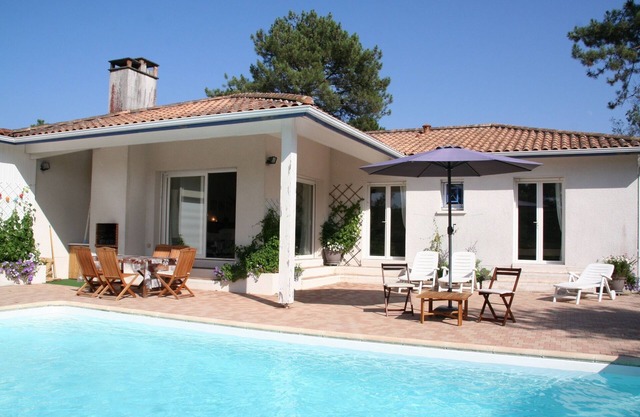 Idyllic garden with a great pool area, nice decor!