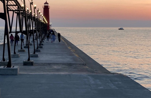Idyllic Grand Haven Cottage minutes to Lake Michigan and downtown
