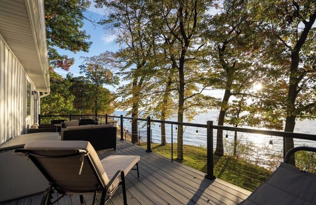 Idyllic Lakeside Cottage with Stunning Lake