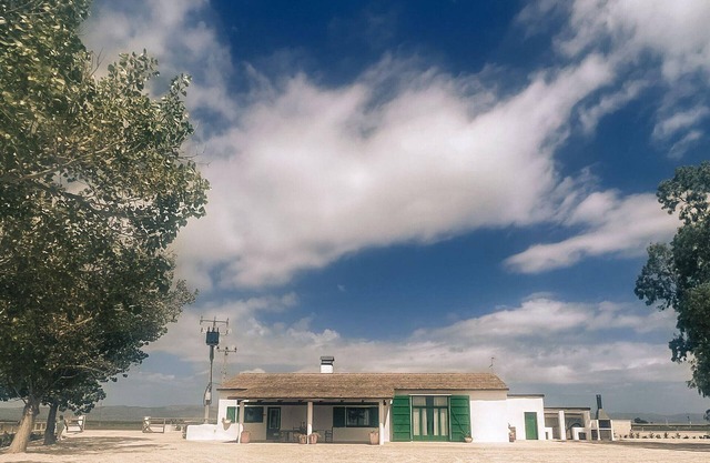 Idyllic Rural Retreat: Spacious 4BR House, BBQ, Wi-Fi, Near Beaches & Delta Wildlife Reserve