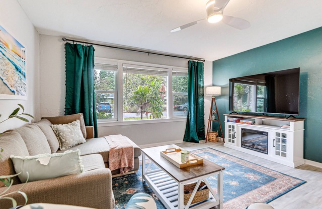 Idyllic Sarasota Home w/Yard: 2 Mi to Beach!