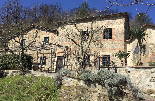 Idyllic Tuscan hillside farmhouse