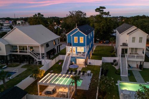 Immaculate 5BR Retreat- Pool and More! The Blue Palm