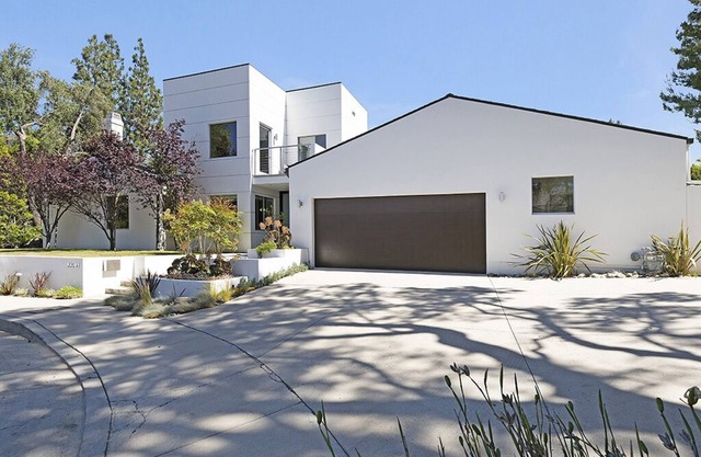 Immaculate Architectural located on a cul-de-sac in Bel Air Park