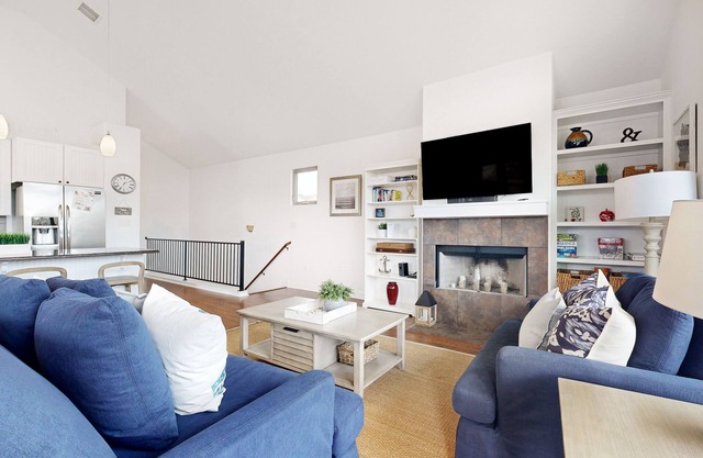 Immaculate Hill Country home with furnished deck, fireplace & ping-pong table