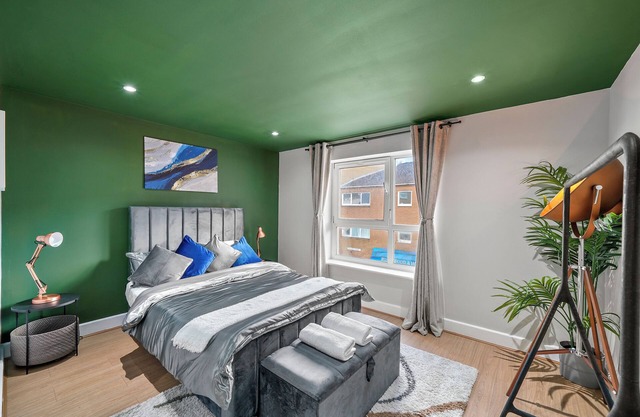 Impeccable 3 Bed Apartment with Private Terrace