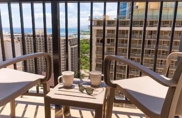 Imperial Hawaii Vacation Club Resort, Hot Tub!