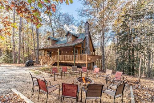 Impressive Secluded Cabin with Fire Pit, Pool Table, Barbecue and Hot-tub in Cleveland, Georgia