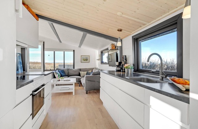 In 1st row and only 100 m from the beach, this light-flooded vacation home welcomes you.