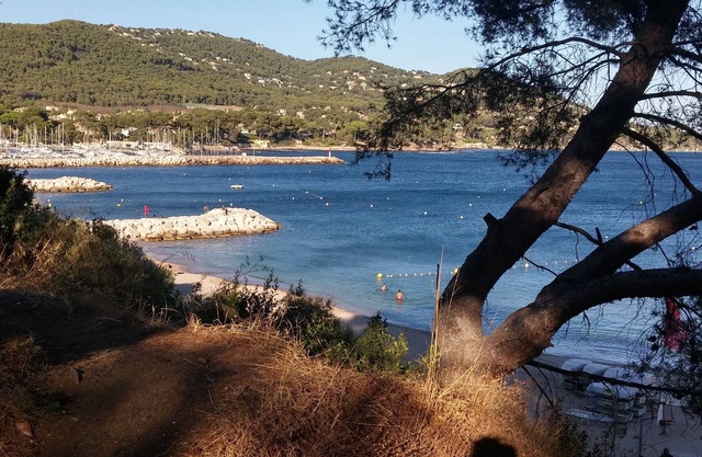 In Carqueiranne, in an exceptional location, a 2-bedroom fully fitted apartment