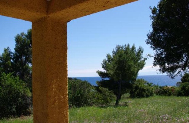 In Multi Family house with 5 Apt, 400 mt to the beach, 4 pax, 1 kitchen, 1 bethroom, 1 badroom.