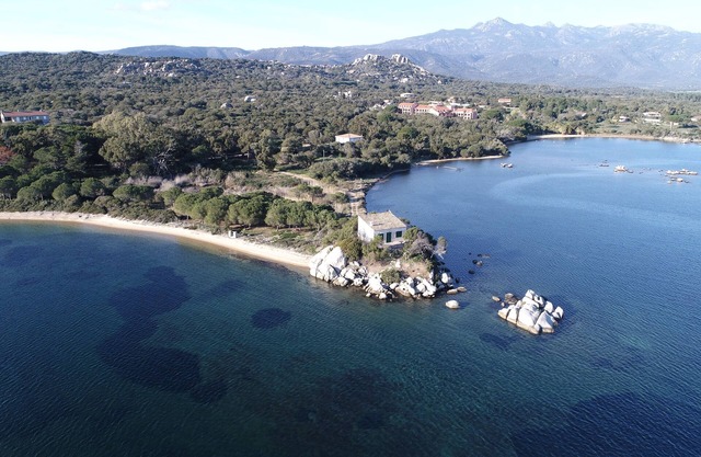 In Pianottoli-Caldarello, bonifacio stone villa, feet in the water