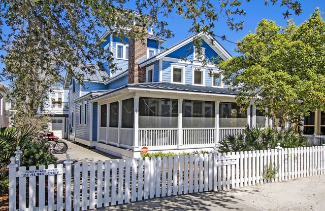 In Seaside Proper, 'Sealink', 4 Houses from Beach, Gulf View