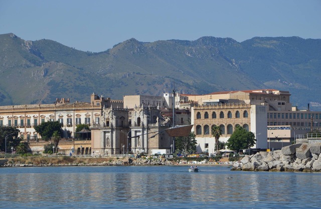 In the city center, a few steps from Massimo by lake design