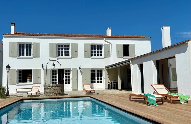In the heart of town and 5 minutes from the beaches, Charentaise house