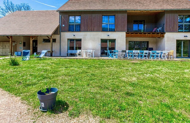 In the heart of the regional nature park Grands Causses welcomes you this very spacious cottage many