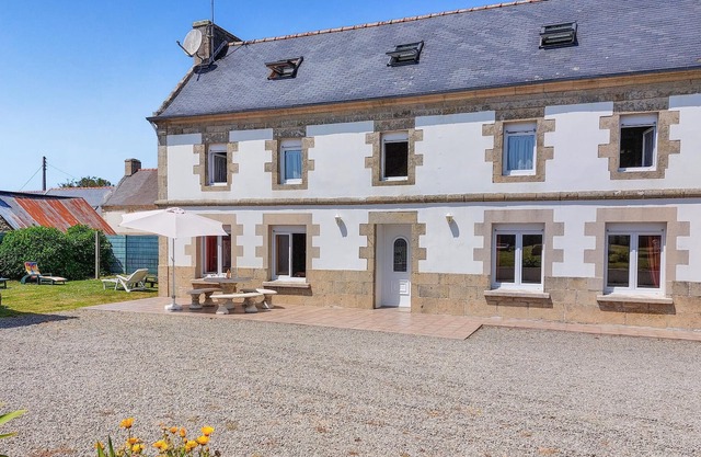 In the heart of the Cap Sizun peninsula, this spacious vacation home with a well-kept garden welcome