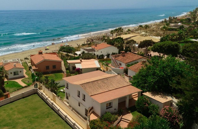 In the second line, modern beachfront holiday home in Costabella, Marbella