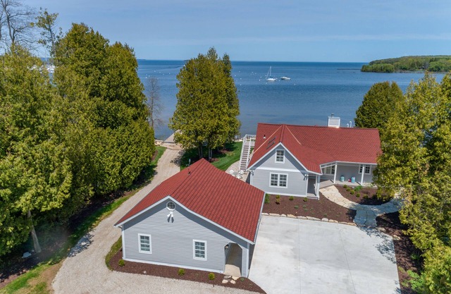 In town, on the water, dock, sleeps 12, brand new construction!