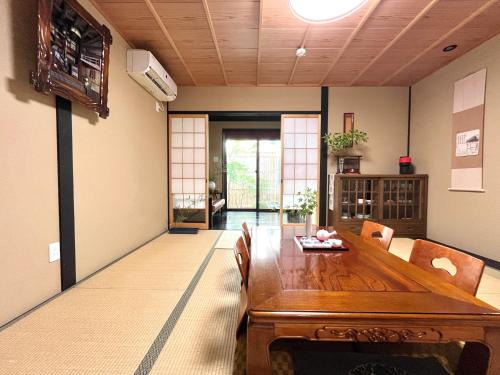 INARI ASA only 50 meters away from Keihan Fushi mi Inari St ation and 380 meters from Fushi mi Inari T aisha Shrine