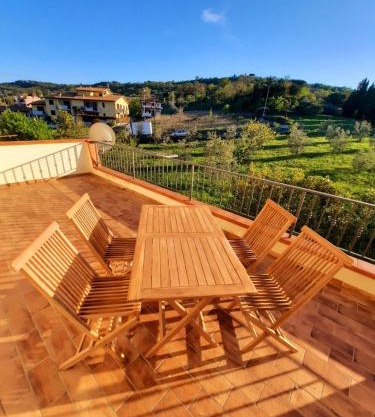 Incantevole appartamento, completo e confortevole con ampia terrazza privata e vista sulle colline Toscane, a pochi chilometri dal mare, vicino ai percorsi per bici della zona