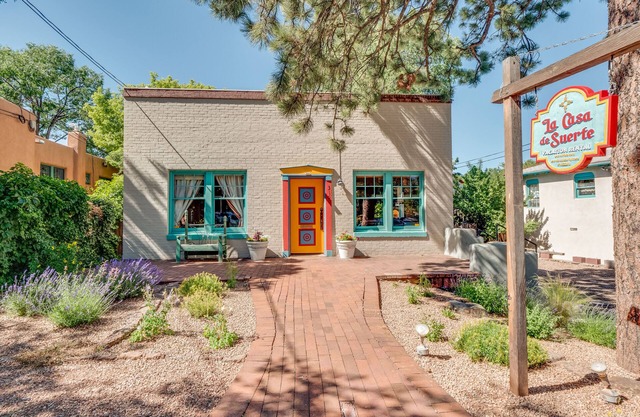 Incredible plaza location - 3 min walk! Lavish property w/sauna & steam room.