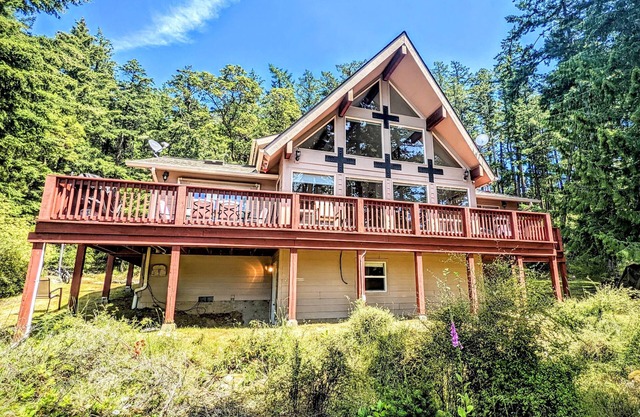 Incredible Views | 3bd Villa/Ping pong, Garden, 1 mile from Beach!