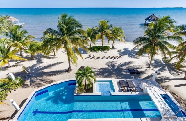 INCREDIBLY SPACIOUS PRIVATE BEACHFRONT VILLA WITH POOL AND KAYAKS