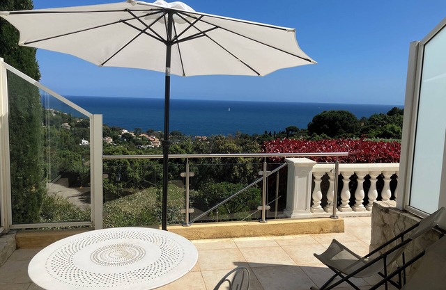 independant flat -fantastic view over the sea-air conditioned-