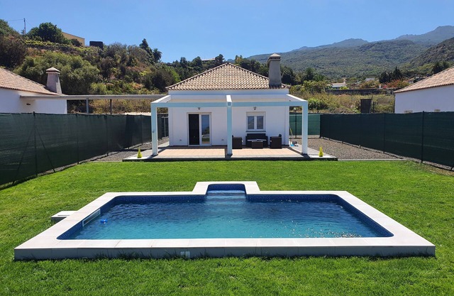 Independent house with private pool and sea view